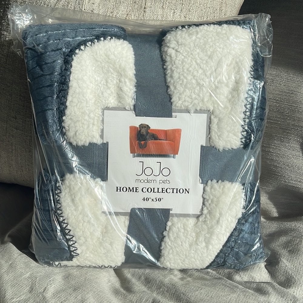 Luxury Dog Blanket - Cozy Fleece and Sherpa Cover - Grey